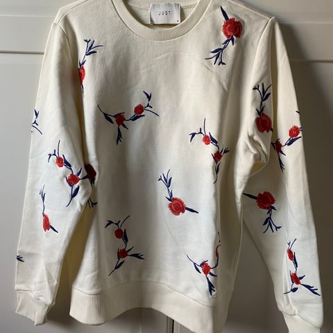 Nydelig genser fra Just female str.M selges kr.350