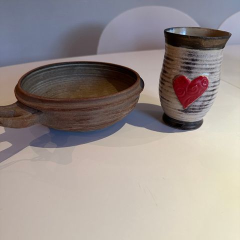 Keramikk-kopp  og skål med skinnreim