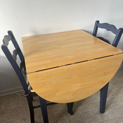 Spisebord med 2 stoler.