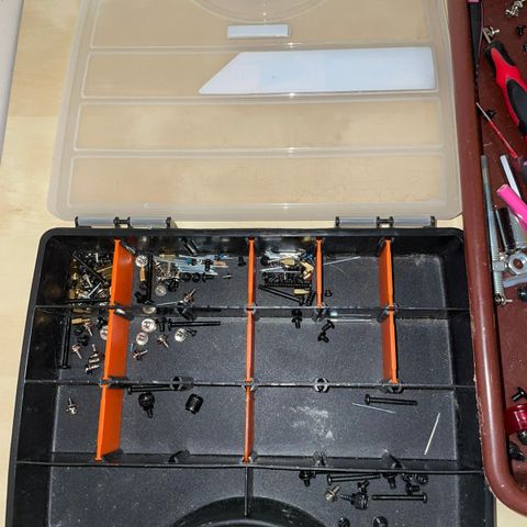 Tactil TOOL Box med Masse PC skruer og modifasjonsverktøy
