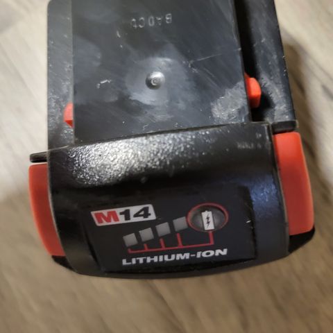 Milwaukee M14 3ah batteri selges