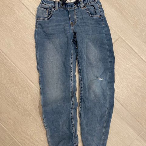 Jeans i str. 128 selges