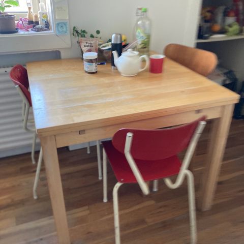 Praktisk spisebord fra IKEA (Bjursta) med skjulte klaffer.