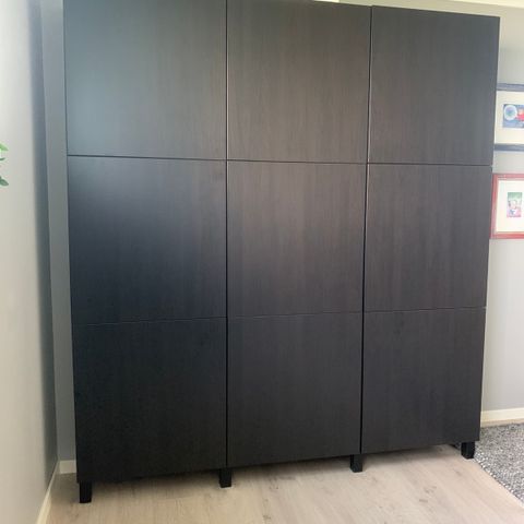 BESTÅ skapsystem 60x192cm fra IKEA. 3 stykker. Brunsvart farge.