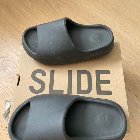 Yeezy slides str 37