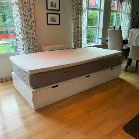RESERVERT Nordli Ikea seng med madrass og overmadrass 90x200