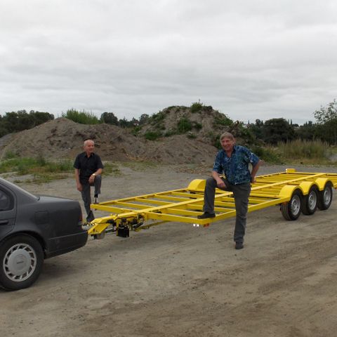 Stor bilhenger med totalvekt 3500 kg.