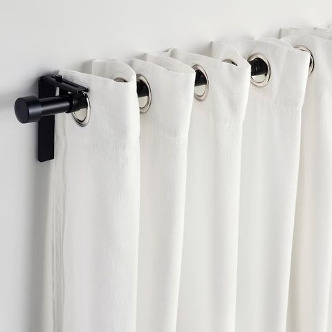 Hvite gardiner med gardinstang selges billig