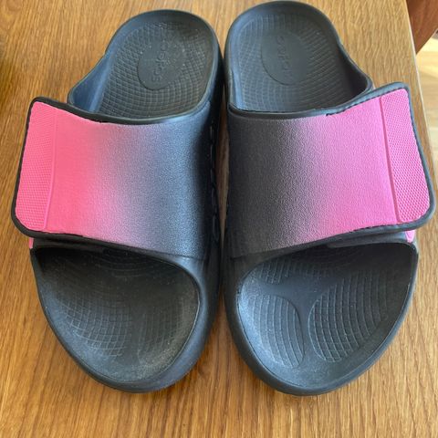 Oofos restitusjon sandal