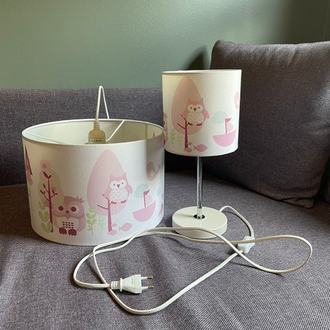 Sett med taklampe og bordlampe fra Kids Concept