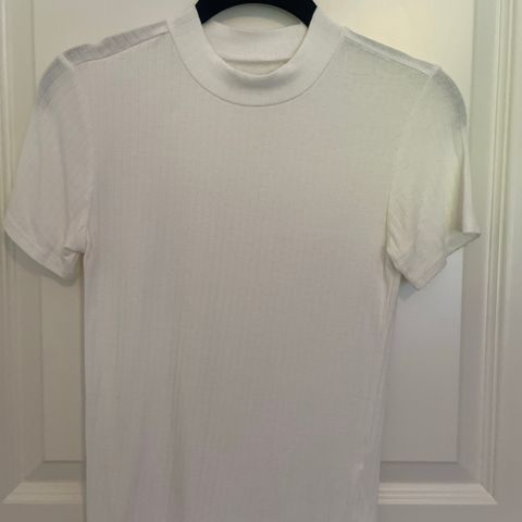 Hvit og myk t-skjorte / topp fra Bik Bok i str. XS