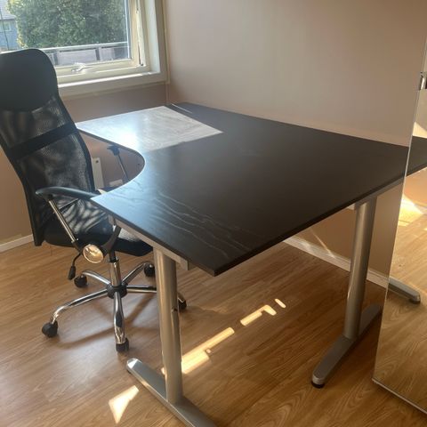 Skrivebord og kontorstol selges samlet