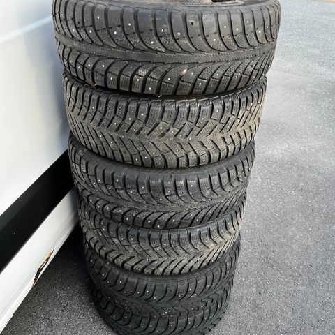 6 piggdekk 195/65 R15