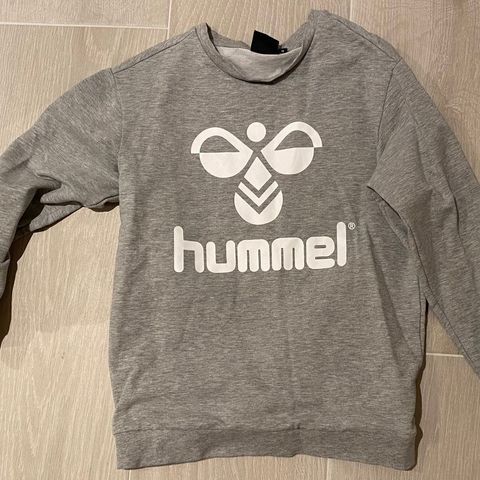 Genser fra Hummel i str. 140 selges