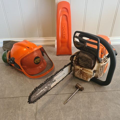 Stihl MS 261-C motorsag og hjelm.