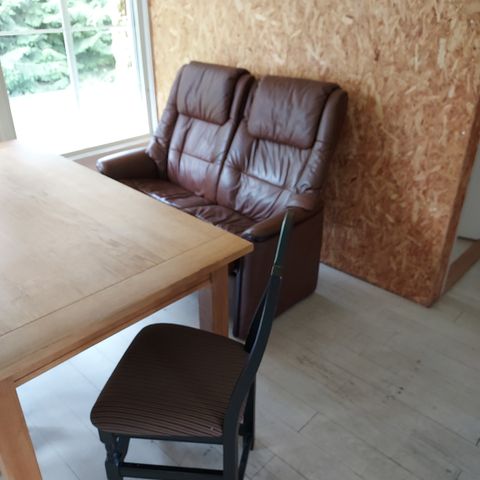 Spisebord, 5 stoler, toseter sofa.