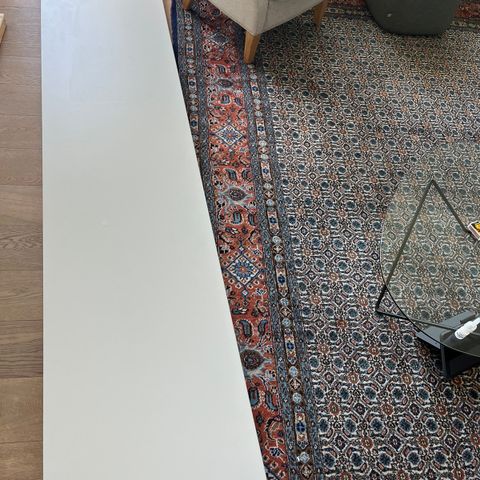 Fibo bordplate brukt som del av hjemmekontor selges