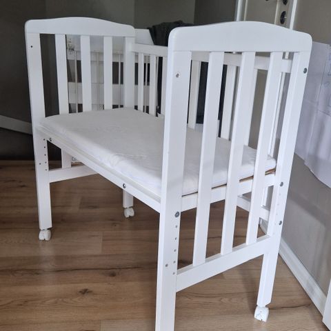 JLY Dream bedside crib inkl madrass, tisse laken og vanlig laken