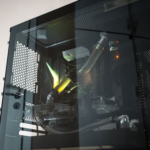 Rå Gaming PC - I9, RTX 3070, 32GB RAM, SSD 1TB - Vannkjølt!