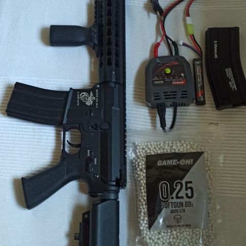 E&C M-4A1 Full Metal Airsoft. Ny.