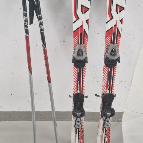 130cm alpinski med sko og staver selges.