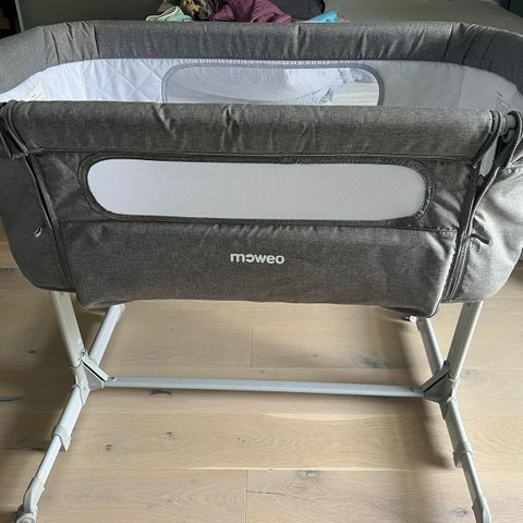 Pent brukt Moweo bedside crib selges billig