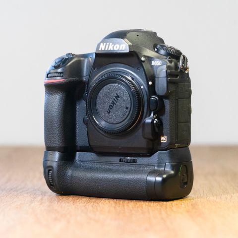 Nikon D850 digitalt speilreflekskamera med MB-D18 vertikalgrep og L-bracket