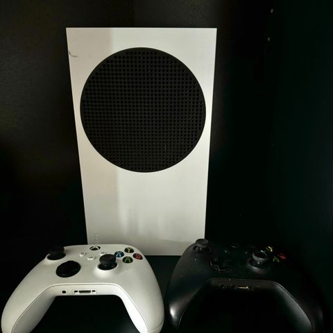 Xbox serie s selger med to kontroller