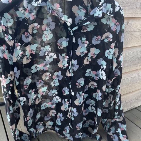 Jacqueline de Young bluse. Blomstrete, duse farger. Lett gjennomsiktig. Str 38