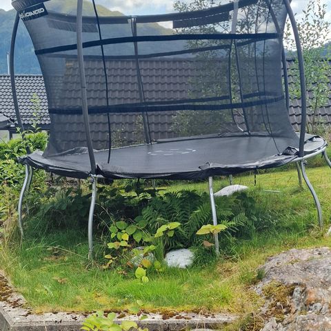 Stor trampoline gies vekk