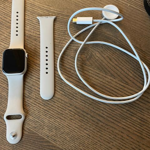 Apple Watch S7 41 - Lite og pent brukt, 1 år gammel