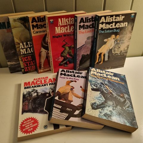 Alistair Maclean.  Engelsk tekst.  9 bøker selges samlet kr 100