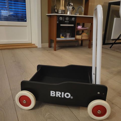 BRIO gåvogn svart