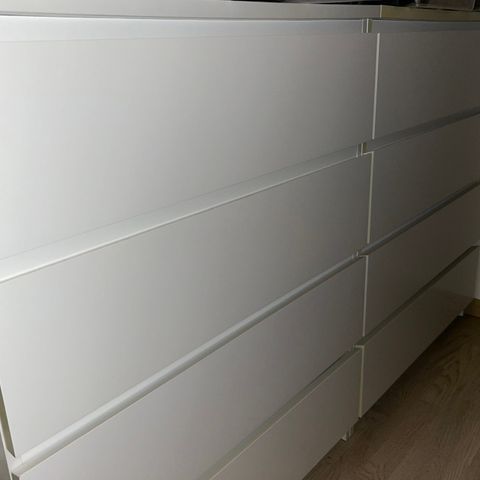 Malm kommode fra IKEA med fire skuffer