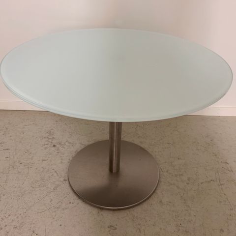 1 stk. Rundt glassbord med stålfot - BRUKTE KONTORMØBLER -