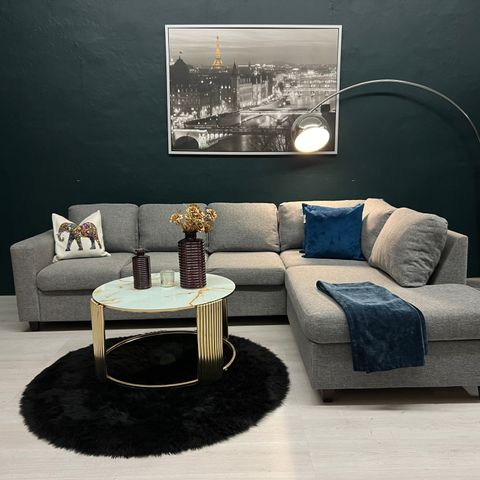 GRATIS LEVERING - SALG! Strøken og nyrenset design hjørnesofa fra Skeidar