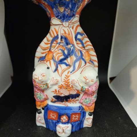 Kinesisk Imari dekorert vase m figurer