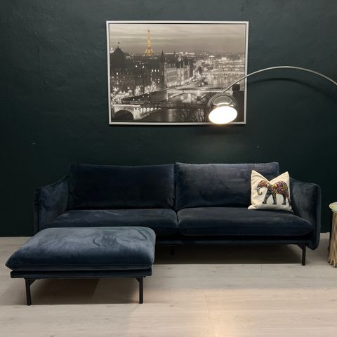 GRATIS LEVERING - KUPP! Strøken Vilmers Hauk 3 seter design sofa med pall