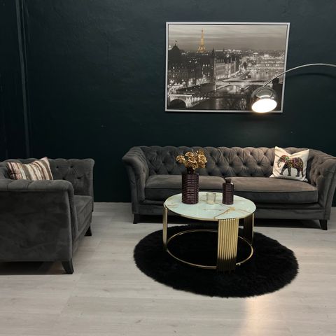 GRATIS LEVERING - KUPP! Nyrenset Milton Chesterfield 3 seter design sofa m stol