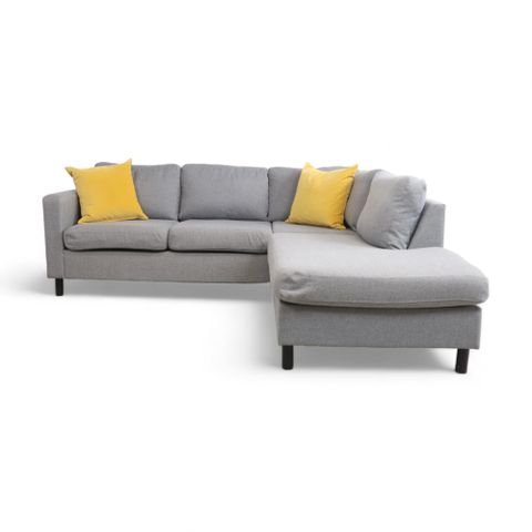 Fri Frakt | Nyrenset | Lys grå 3-seter sofa med sjeselong