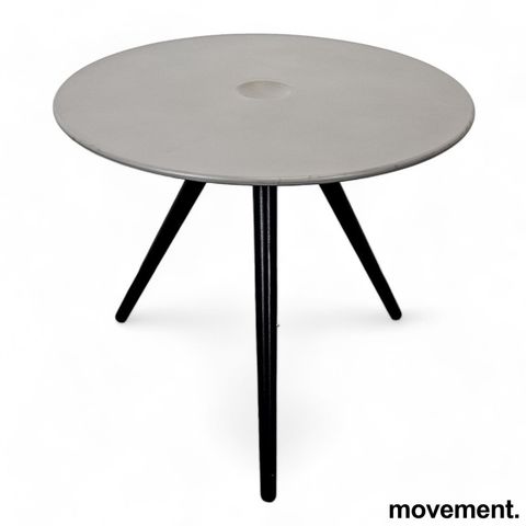Rundt loungebord fra ForaForm, modell CUP, mørk grå, sorte ben, Ø=54cm, H=43cm, 