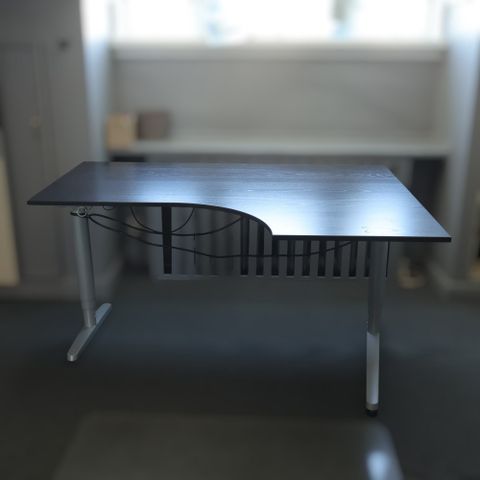 3 stk 160x120cm Elektrisk hev/senk skrivebord med høyresving og grå bein