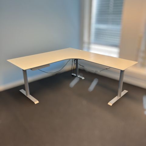 Nyrenset | L-formet elektrisk hev/senk skrivebord i hvitt