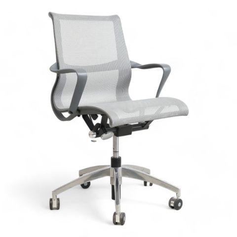 Nyrenset | Grå kontorstol med ergonomisk design