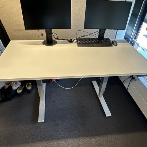 Kvalitetssikret | Hev/senk skrivebord 160x80 cm i hvitt med grå ben