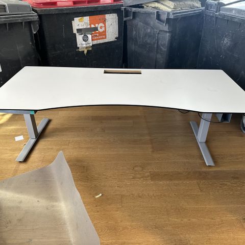Kvalitetssikret | Hvit skrivebord med magebue og elektrisk hev/senk 200x90