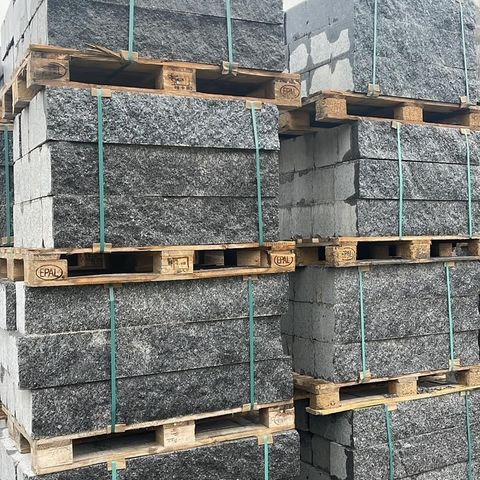 Larvikitt-blokk saget topp og bunn granitt støttemur 1.sortering Bygg og Hage