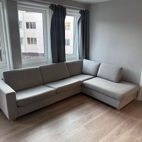 Flott sofa med sjeselong (tilbyr frakt)