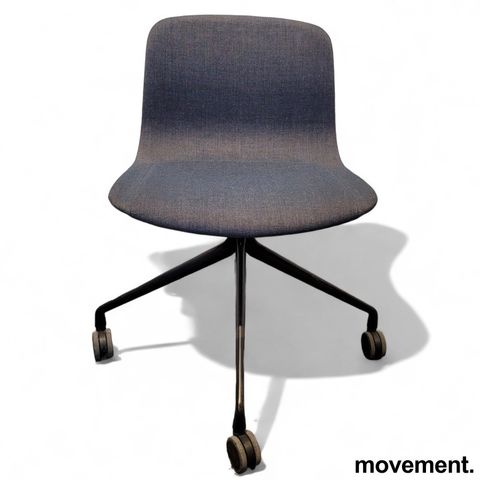 Hay About a chair AAC15 konferansestol på hjul i gråblått stoff / ben i hvitlakk