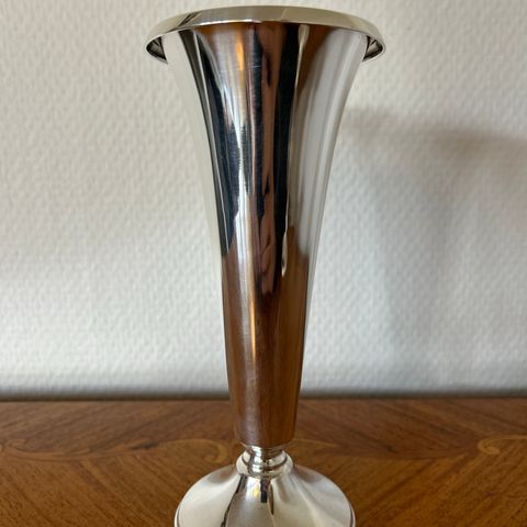 Vase i sølv